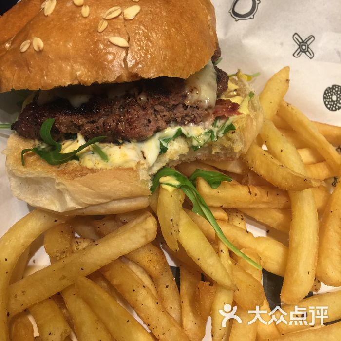 包含汉堡前锋门孙因伤备战球队下一轮比赛的词条